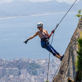 Trilha e Rapel receptivo no Morro Dois Irmãos